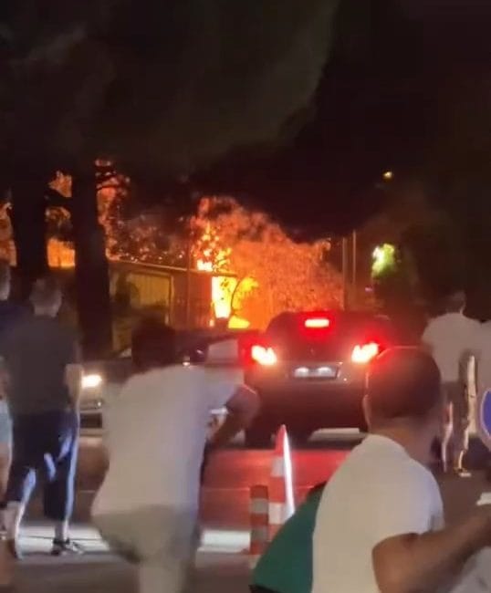 Özdilek Park’a serinlemek için giden vatandaşlar, araçların arasında çıkan yangınla