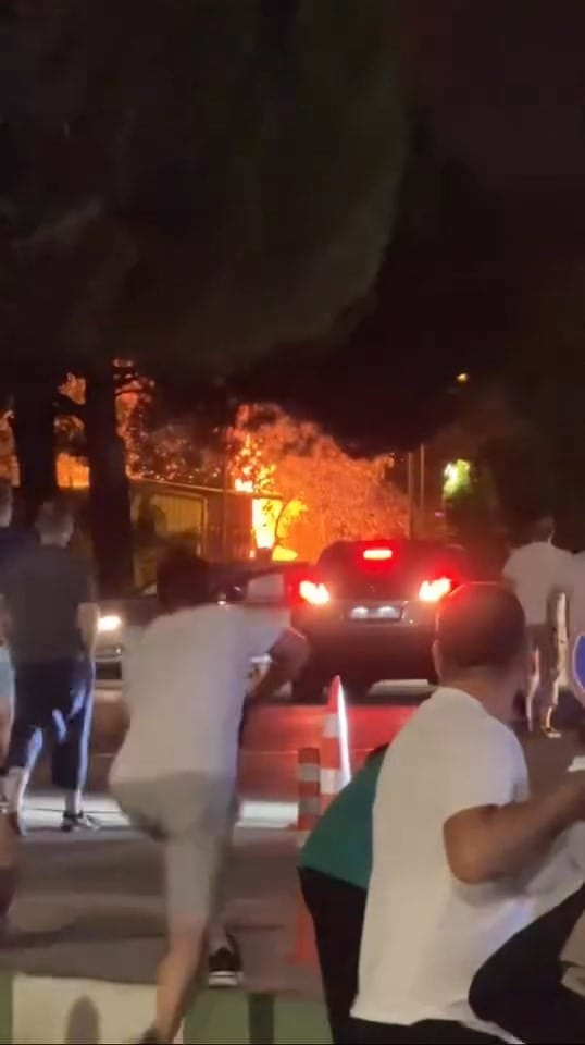 Özdilek Park’a serinlemek için giden vatandaşlar, araçların arasında çıkan yangınla