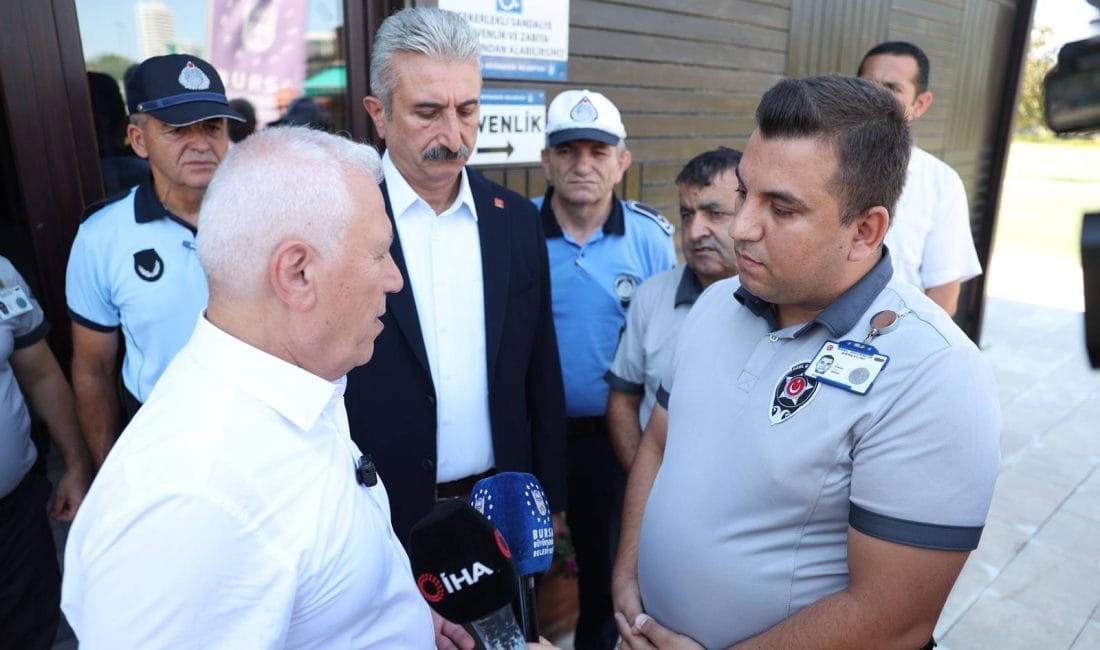 Mustafa Bozbey’den Nilüfer Çayı’nda çocuk kurtaran personele tebrik Başkan Mustafa Bozbey, Nilüfer Çayı’na düşen 1,5 yaşındaki çocuğu kurtaran