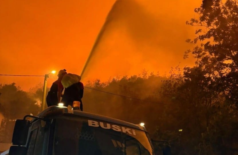 Bursa’da kül yağışı kent merkezine ulaştı! Büyükşehir uyardı… Gürsu ve Kestel’de süren yangın nedeniyle kent merkezinde kül yağışı