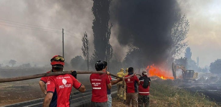 MEB Arama ve Kurtarma ekipleri, yangın bölgelerinde tahliye ve söndürme