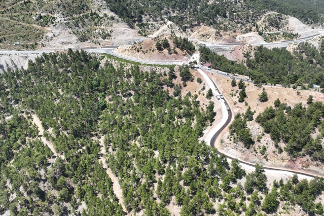 Antalya Büyükşehir’in kırsalda yol atağı sürüyor Antalya Büyükşehir Belediyesi Gündoğmuş İlçesi Pembelik Mahallesi grup yolunu genişletme