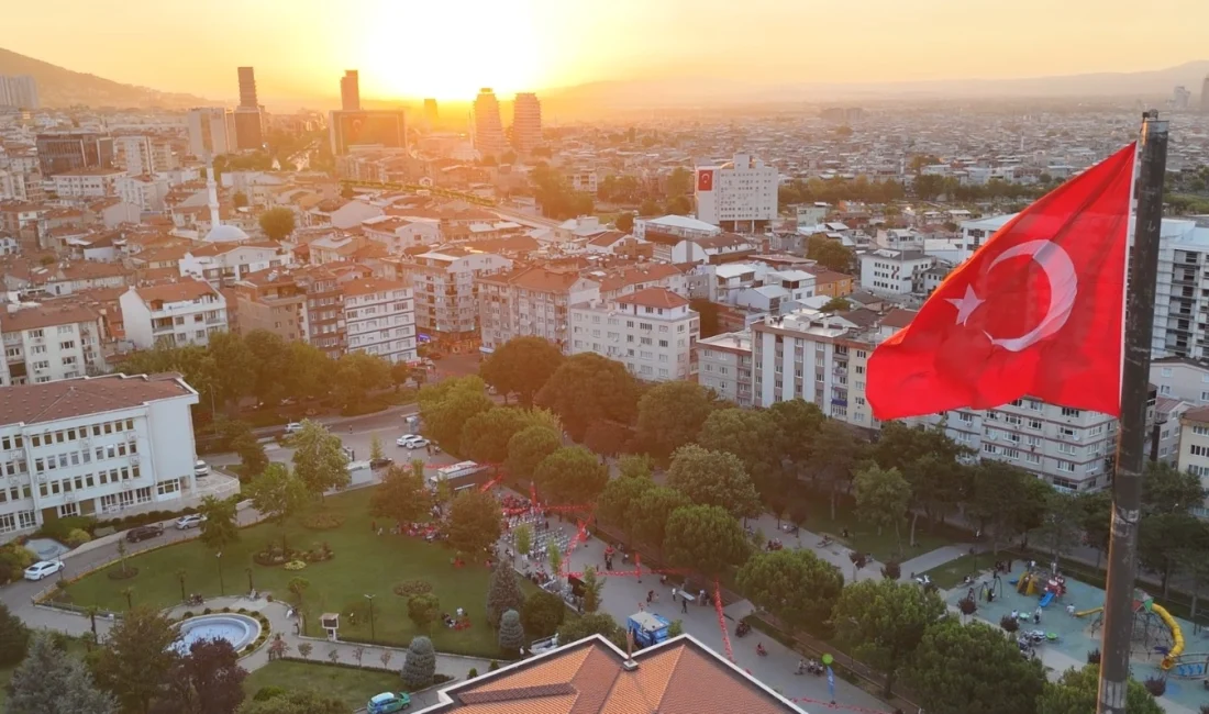 Bursa Yıldırım’da 15 Temmuz coşkusu bayraklarla yaşandı Bursa'da Yıldırım Belediyesi, 15 Temmuz Demokrasi ve Milli Birlik Günü’nü düzenlediği