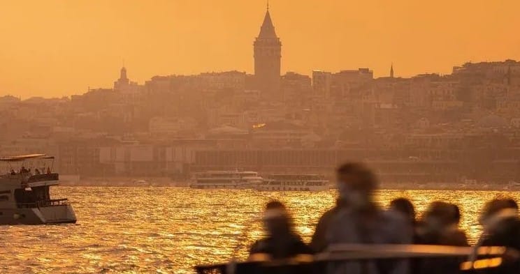 Termometreler 40 dereceye dayandı AKOM, Afrika sıcaklarının etkisiyle İstanbul’da bugün 39°C’yi aşan sıcaklıklar ve
