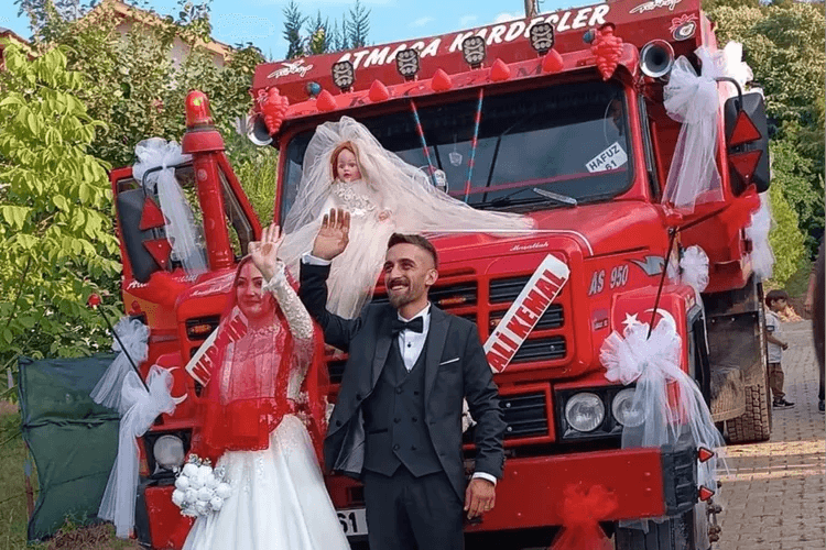 Düğün konvoyuna damadın kamyonu damga vurdu! Düzce’de Yusuf Kazancı, gelin arabası olarak süslediği hafriyat kamyonuyla hem