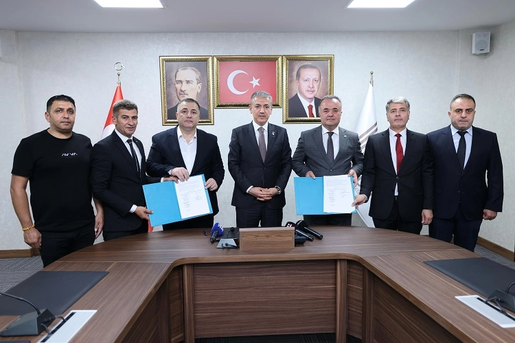 Mardin’de Büyükşehir Belediye işçilerine zam müjdesi Mardin Büyükşehir Belediyesi bünyesinde faaliyet gösteren Mardin Kent A.Ş.’de çalışan