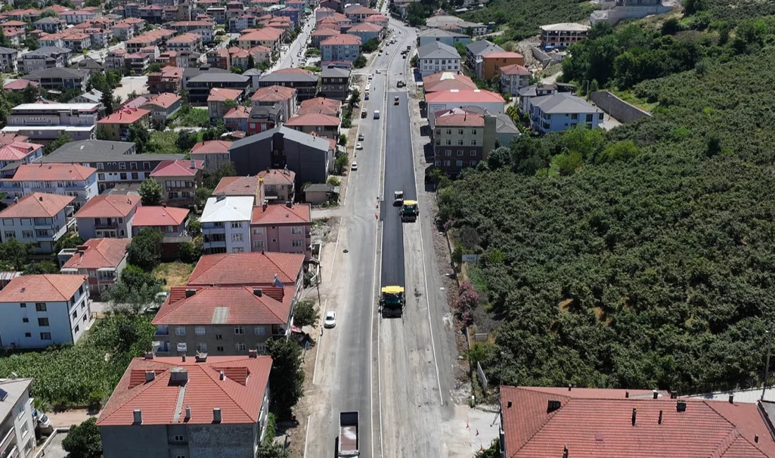 Sakarya’nın en işlek güzergahı yepyeni bir yüze kavuşuyor Sakarya Büyükşehir Belediyesi, şehrin dört bir yanında yürüttüğü asfalt mesaisi