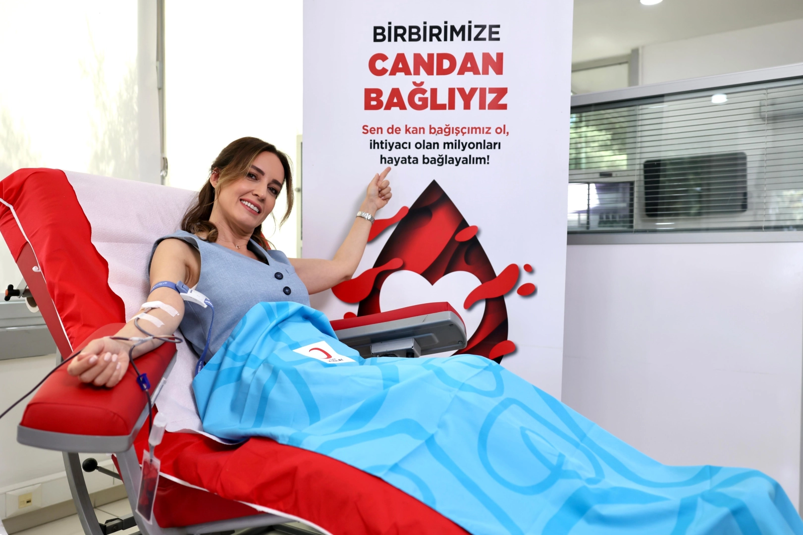 Türk Kızılay’ın “Birbirimize Candan Bağlıyız” kampanyasına ünlü isimler destek verdi;
