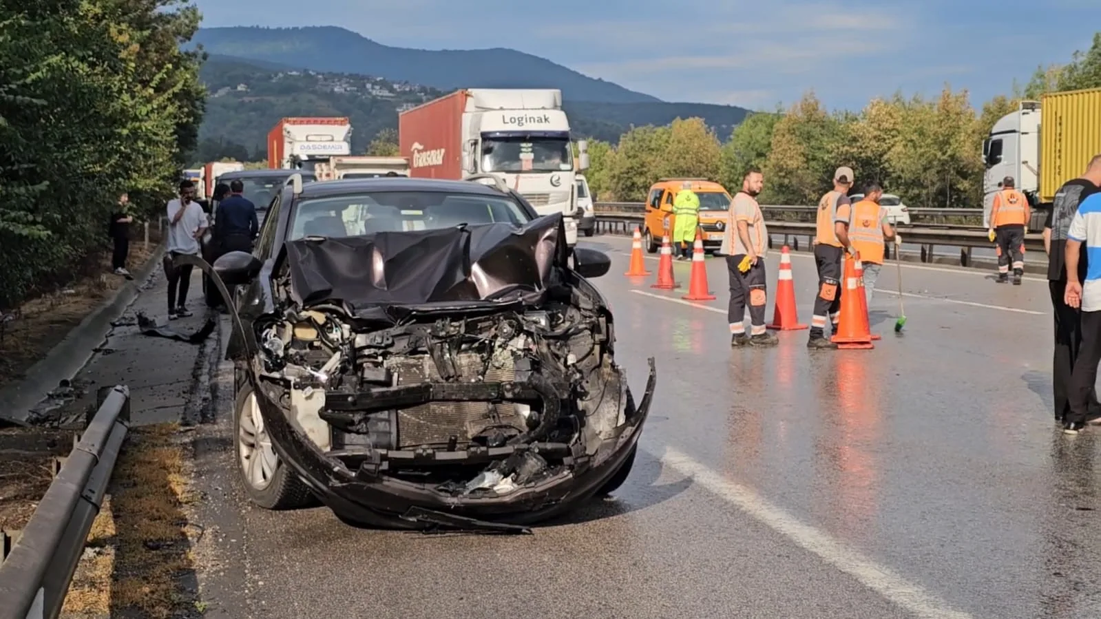 Sakarya geçişinde 10 aracın karıştığı zincirleme kazada 10 kişi yaralandı,