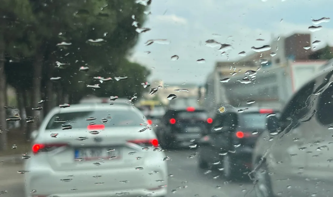 Bursa’da aylar sonra etkili olan sağanak yağış sabah saatlerinde trafiği