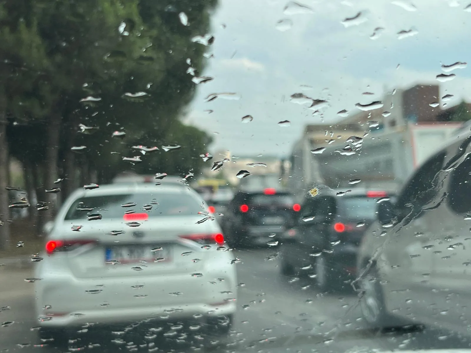 Bursa’da aylar sonra etkili olan sağanak yağış sabah saatlerinde trafiği