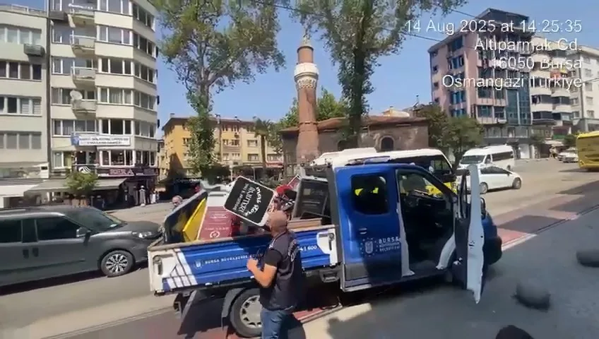 Bursa Büyükşehir Belediyesi zabıta ekipleri, kaldırımları ve sokakları işgal eden