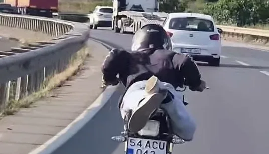Kadın yolcudan tepki: “Geberiyorlar, başkalarını da yakıyorlar” Sakarya D-650 yolunda motosikletle yatarak ilerleyen bir sürücü trafiği tehlikeye