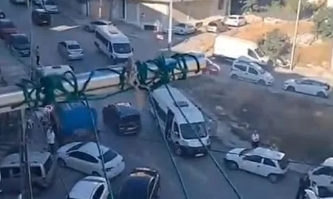 İstanbul Arnavutköy’de düğün için toplanan grubun içindeki bazı kişiler havaya