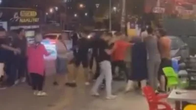 Bursa’nın Osmangazi ilçesinde iki komşu esnaf arasındaki tartışma sandalyelerin havada