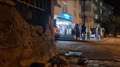 Avcılar’da alkollü olduğu iddia edilen sürücü önce duvara çarparak ardından
