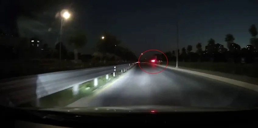 Beylikdüzü’nde aracıyla tehlikeli hareketler yapan maganda boş arsaya uçtu Beylikdüzü’nde bir sürücü otomobiliyle trafikte tehlikeli hareketler yaptığı sırada direksiyon