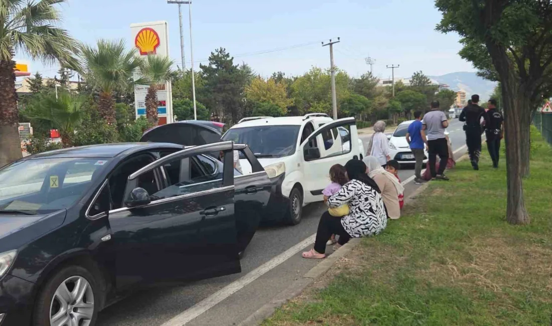 Orhangazi ilçesinde Yalova-Bursa karayolu Orhangazi çıkışında yavaşlayan trafikte üç araç