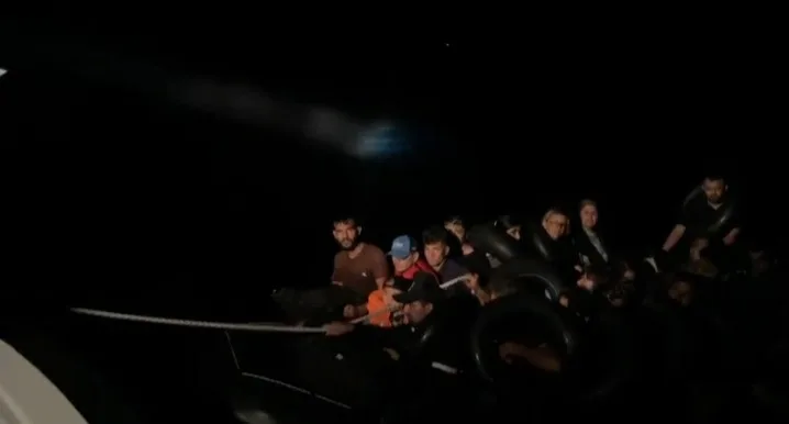 Çanakkale Boğazı'nda lastik botta 15 çocukla birlikte 41 kaçak göçmen