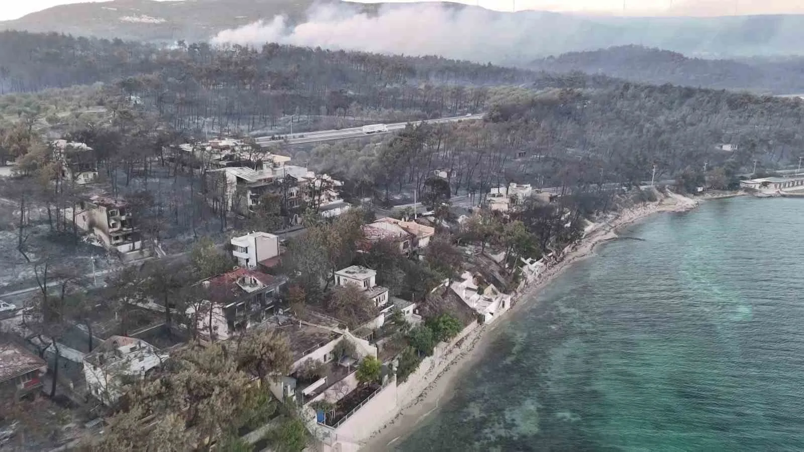Kepez’de tarım arazisinde başlayıp ormana sıçrayan yangın, Güzelyalı’daki çok sayıda
