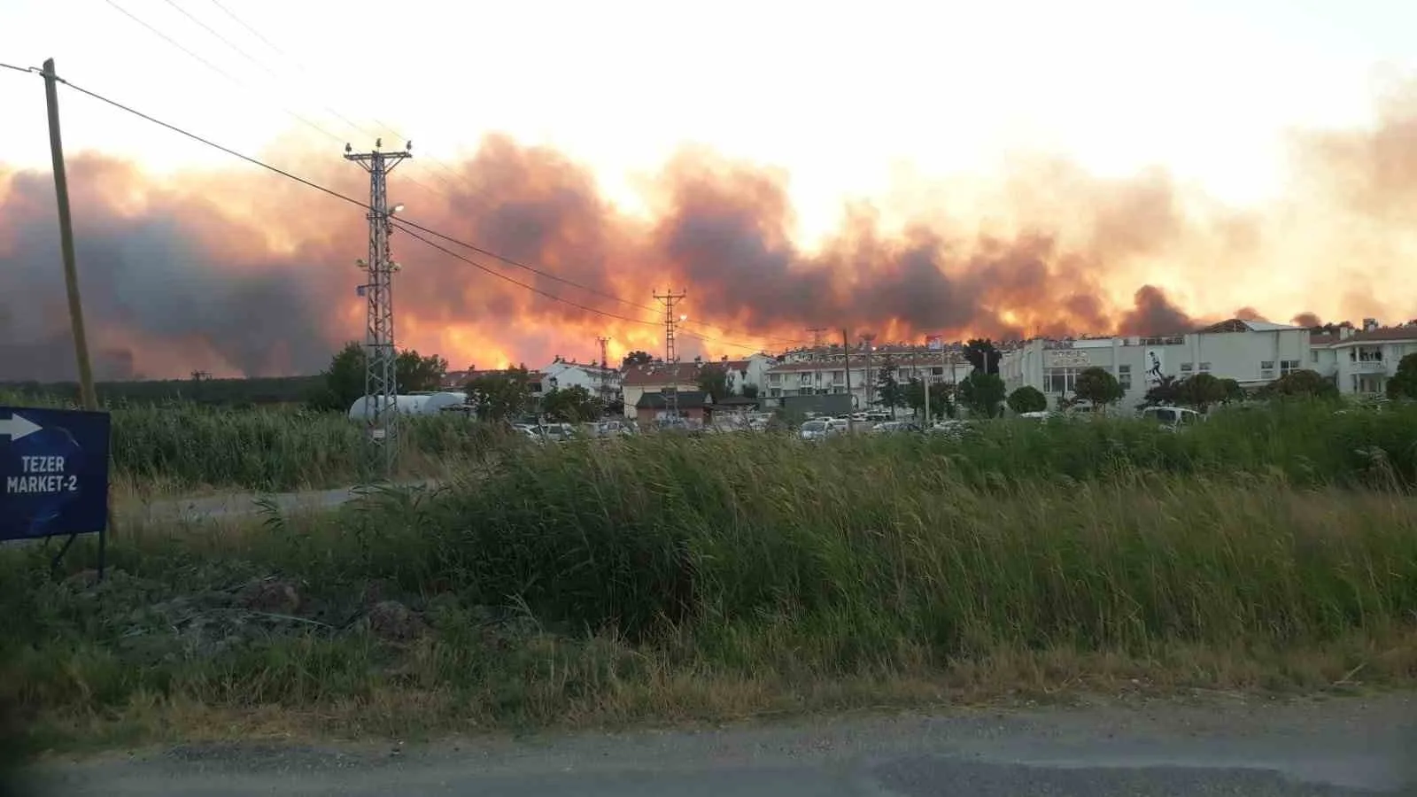 Edirne’nin Enez ilçesi Büyükevren köyü yakınlarındaki tarlada çıkan yangın, rüzgarın