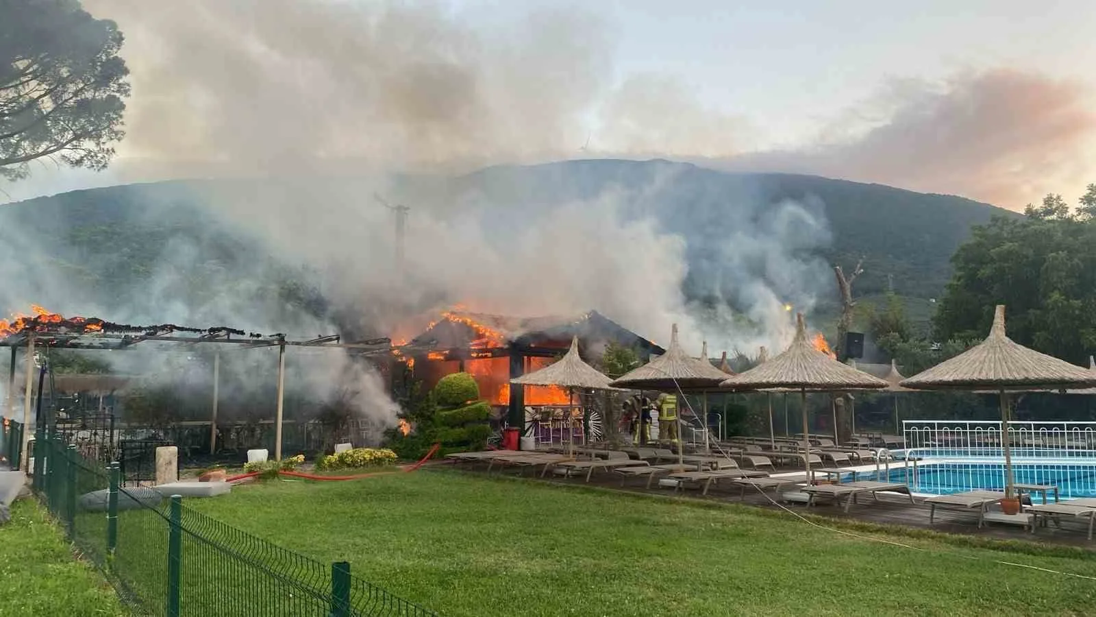 Balıkesir Erdek’te otelin bar ve havuz kısmında sabaha karşı çıkan