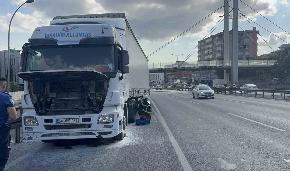 Gebze'de bir tırın motor kısmında çıkan yangın, ihbar sonrası hızla