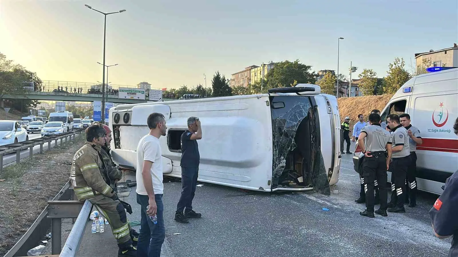 Ümraniye’de finans merkezi çalışanlarını taşıyan servis midibüsü kontrolden çıkarak devrildi.