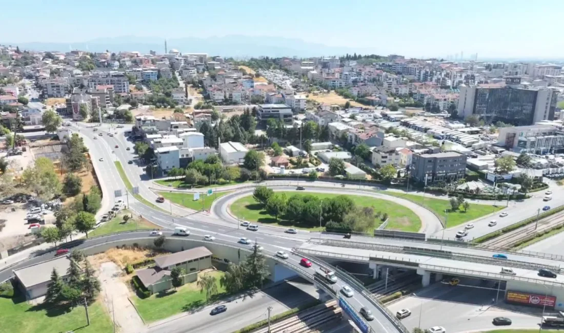 Büyükşehir’den gece mesaisi Bursa Büyükşehir Belediyesi, Ata Bulvarı ile Sanayi Caddesi kesişiminde bulunan