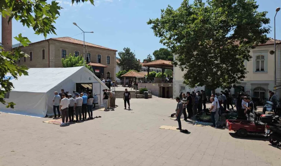 Balıkesir’in Sındırgı ilçesinde depremde bazı camilerin hasar görmesi nedeniyle cuma