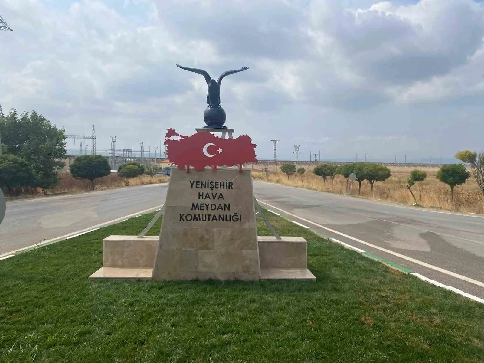 Bursa Yenişehir Hava Meydan Komutanlığı kavşağına yapılan Kartal figürü ve