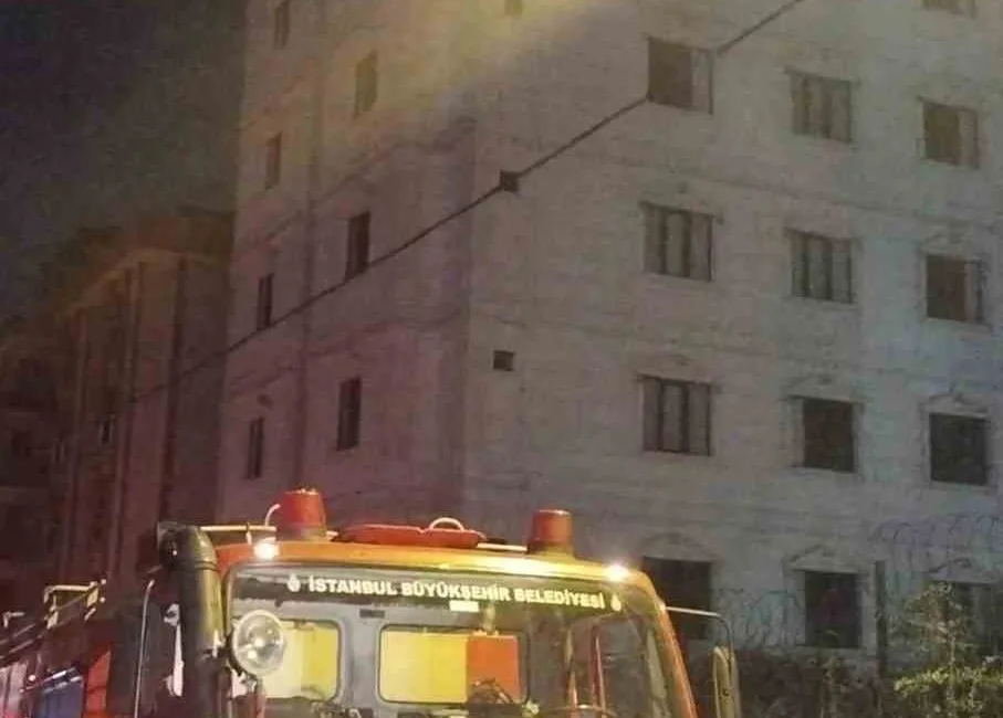 Ümraniye otelinde yangın itfaiye tarafından söndürüldü Ümraniye'deki bir otelde elektrik panosunda çıkan yangın paniğe yol açtı.