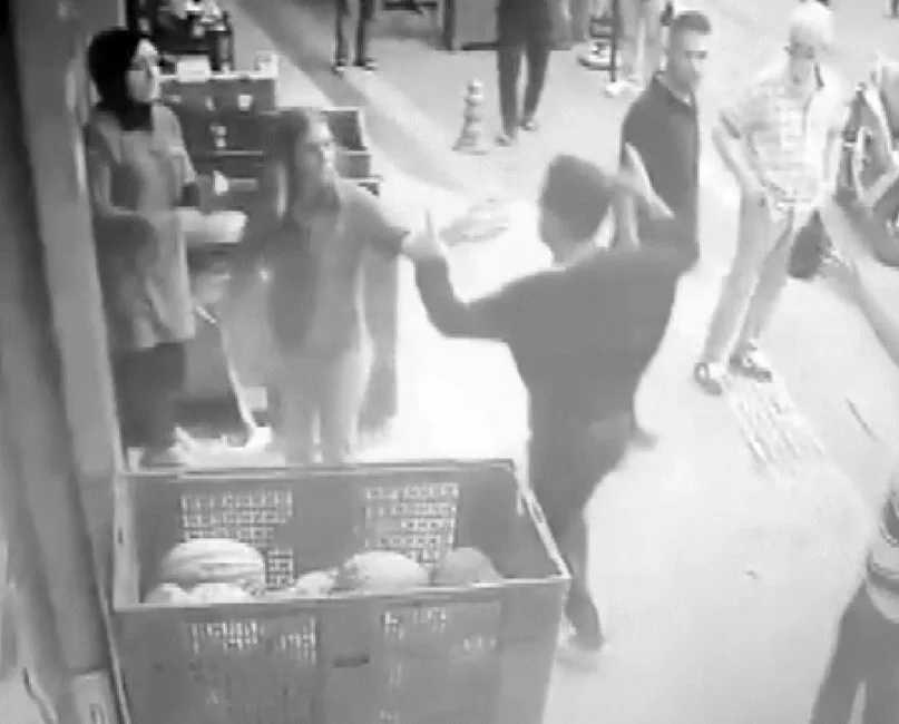 Yalova’da markette şok saldırı anı güvenlik kamerasında Yalova'da bir markette yaşanan bıçaklı kargaşa, eski sevgiliyle başlayan saldırının
