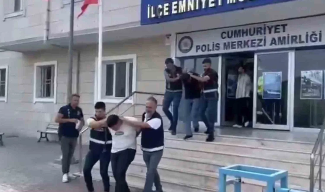 Yaşlı kadına 500 binlik tuzak: Dolandırıcılar tutuklandı Tekirdağ’ın Muratlı ilçesinde 75 yaşındaki bir kadını telefonla arayarak polis,