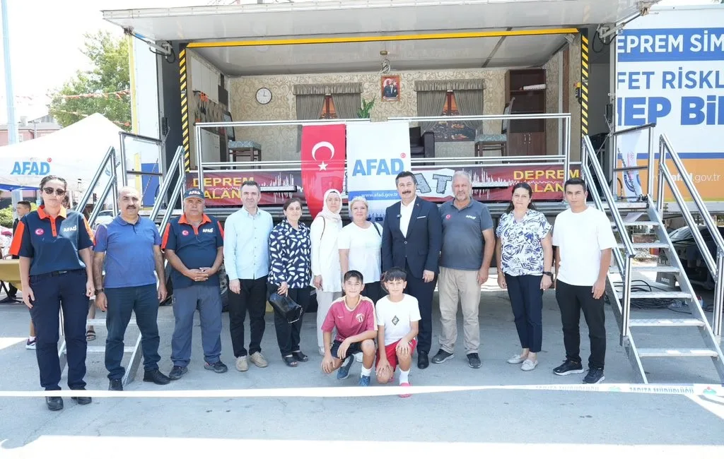 Yenişehir'de düzenlenen deprem simülasyon eğitimiyle vatandaşlar, olası bir afet anında