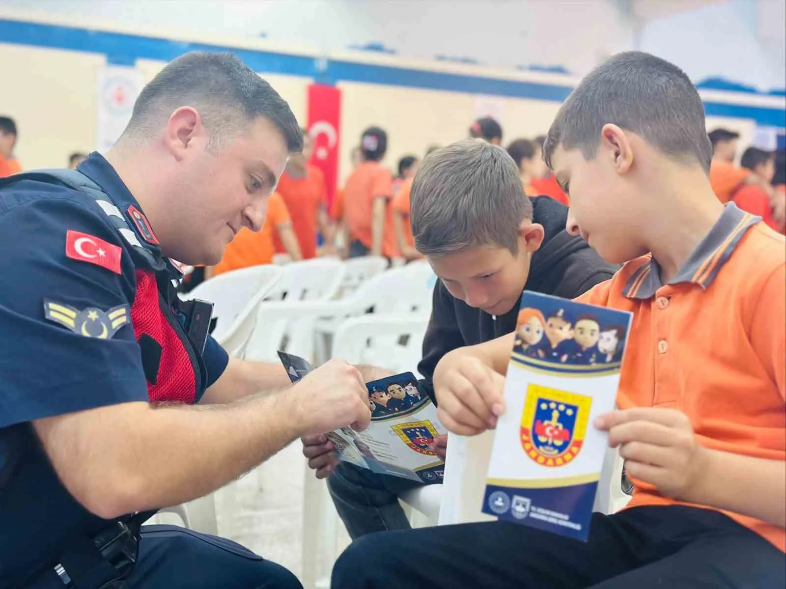 Aydın’ın Çine ilçesinde jandarma ekipleri, ortaokul öğrencilerine güvenlik eğitimi vererek
