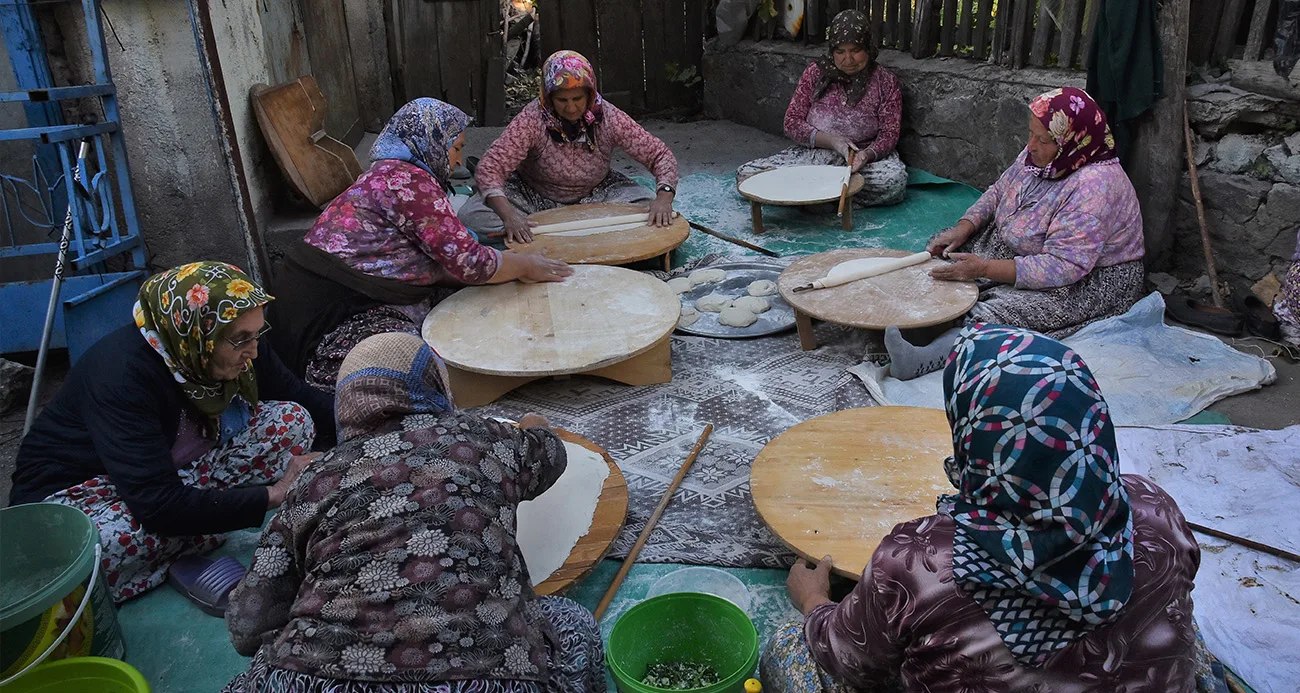 Erzincan’da kadınlar, geçmişten gelen imece geleneğini yaşatarak kışlık yiyeceklerini el