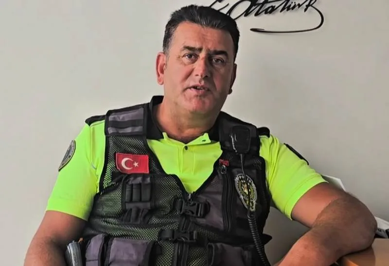 Bursa Karacabey’de kahraman polis 3 kişiyi kurtardı Bursa’nın Karacabey ilçesinde batan teknedeki 3 kişi, trafik polisi Ahmet
