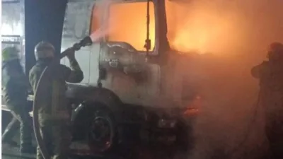 Bursa’da 3 kamyon ve 1 tır alevlere teslim oldu Bursa’nın Osmangazi ilçesinde park halindeki 3 kamyon ve 1 tır