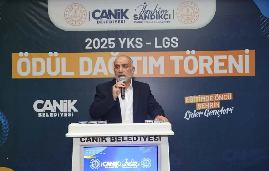 Samsun’un Canik ilçesinde YKS ve LGS’de dereceye giren öğrenciler, dizüstü
