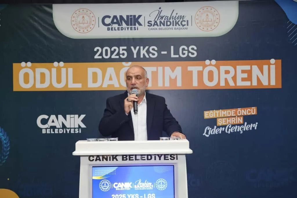 Samsun’un Canik ilçesinde YKS ve LGS’de dereceye giren öğrenciler, dizüstü