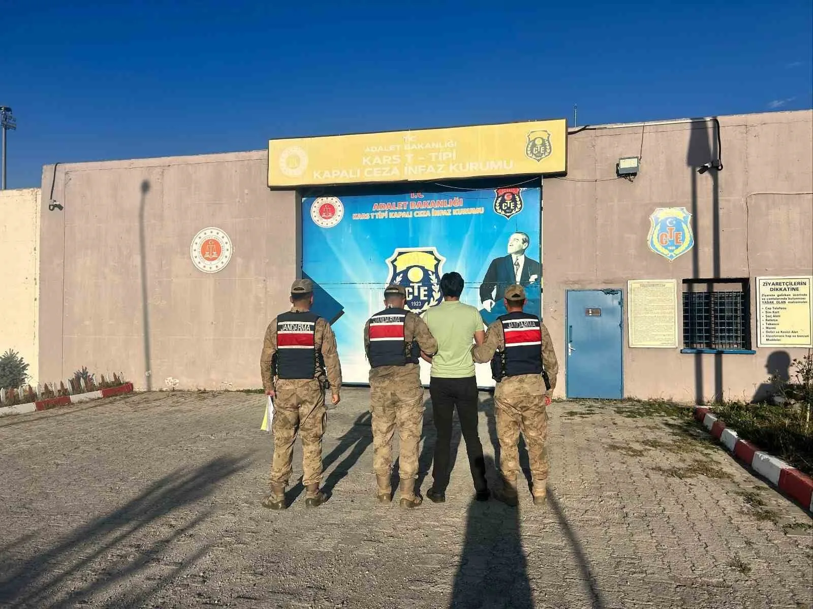 Kars’ta hakkında “silahla tehdit” suçundan arama kararı bulunan bir kişi