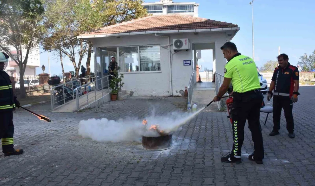 İl Emniyet Müdürlüğü’nde tahliye ve söndürme eğitimi yapıldı Sinop İl Emniyet Müdürlüğü’nde düzenlenen tatbikatta personel, yangın tüpü kullanımı