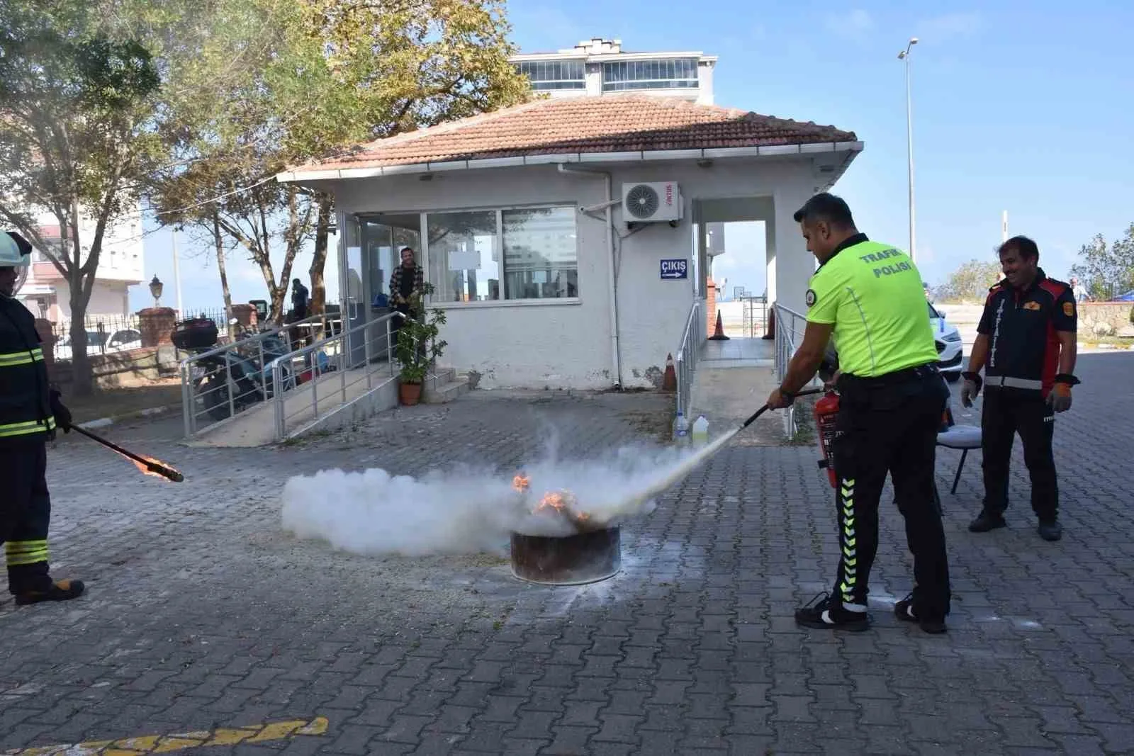 Sinop İl Emniyet Müdürlüğü’nde düzenlenen tatbikatta personel, yangın tüpü kullanımı
