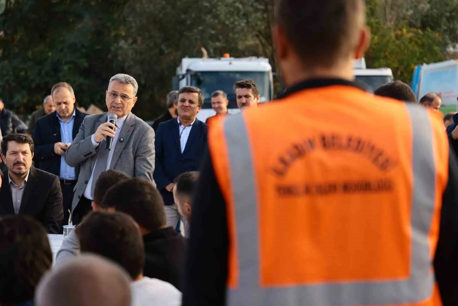 İlkadım Belediye Başkanı İhsan Kurnaz, temizlik işleri personelini ziyaret ederek