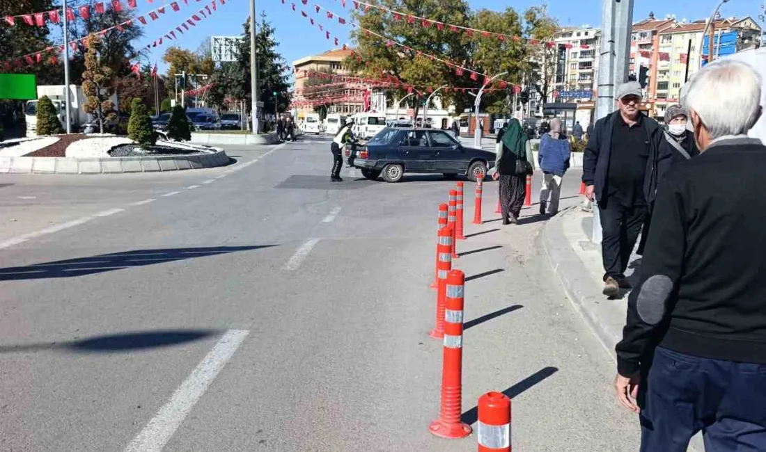 Afyonkarahisar’da görev yapan kadın trafik polisi, kavşakta stop eden aracı