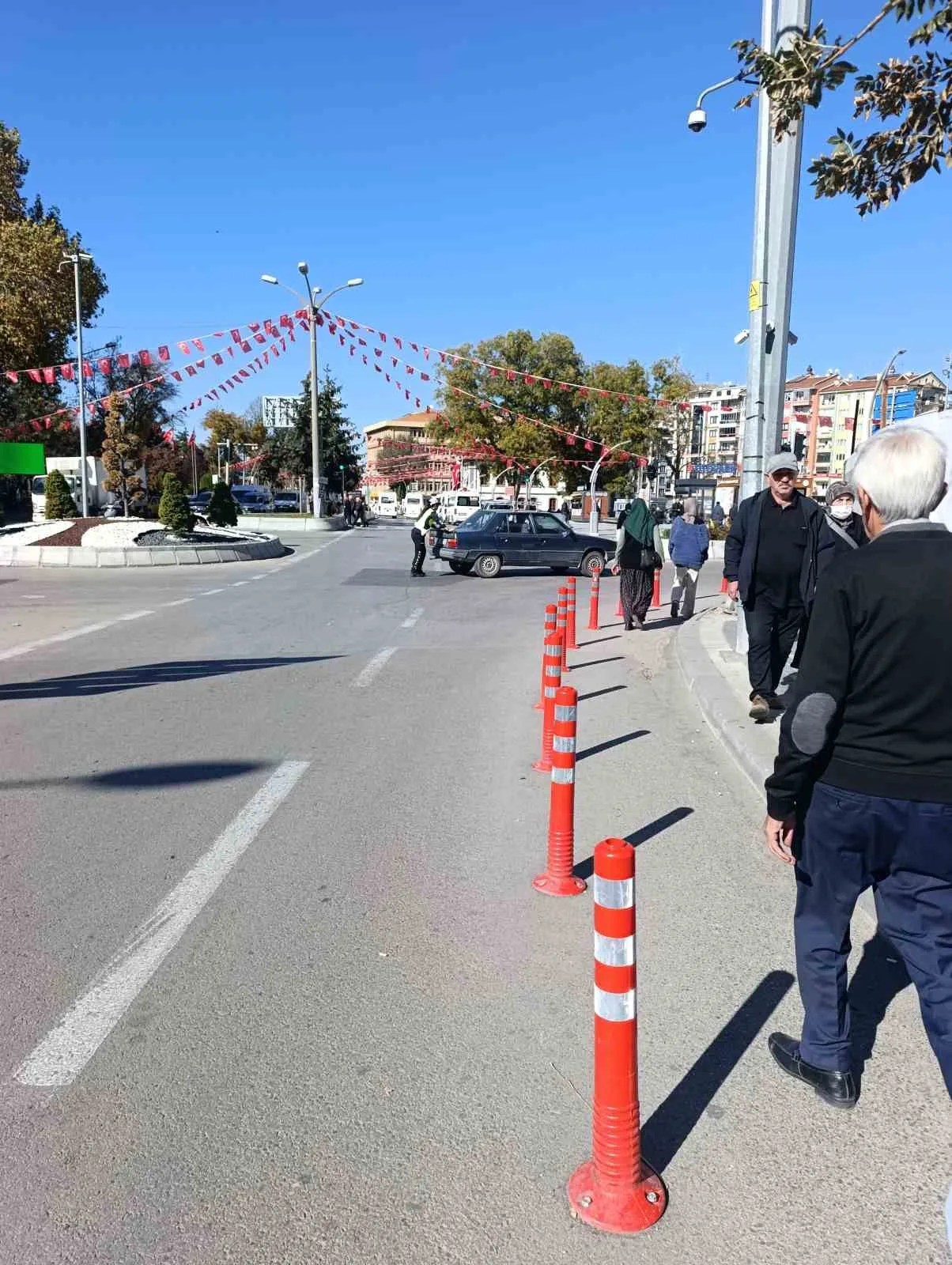 Afyonkarahisar’da görev yapan kadın trafik polisi, kavşakta stop eden aracı
