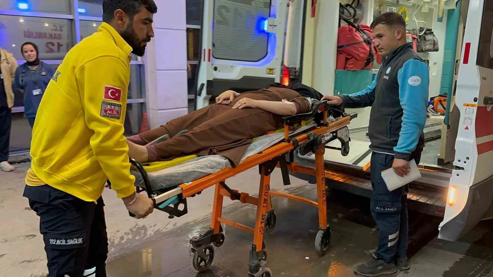 Adıyaman’da sürücüsünün direksiyon hakimiyetini kaybettiği motosiklet devrildi. Kazada 4 kişi