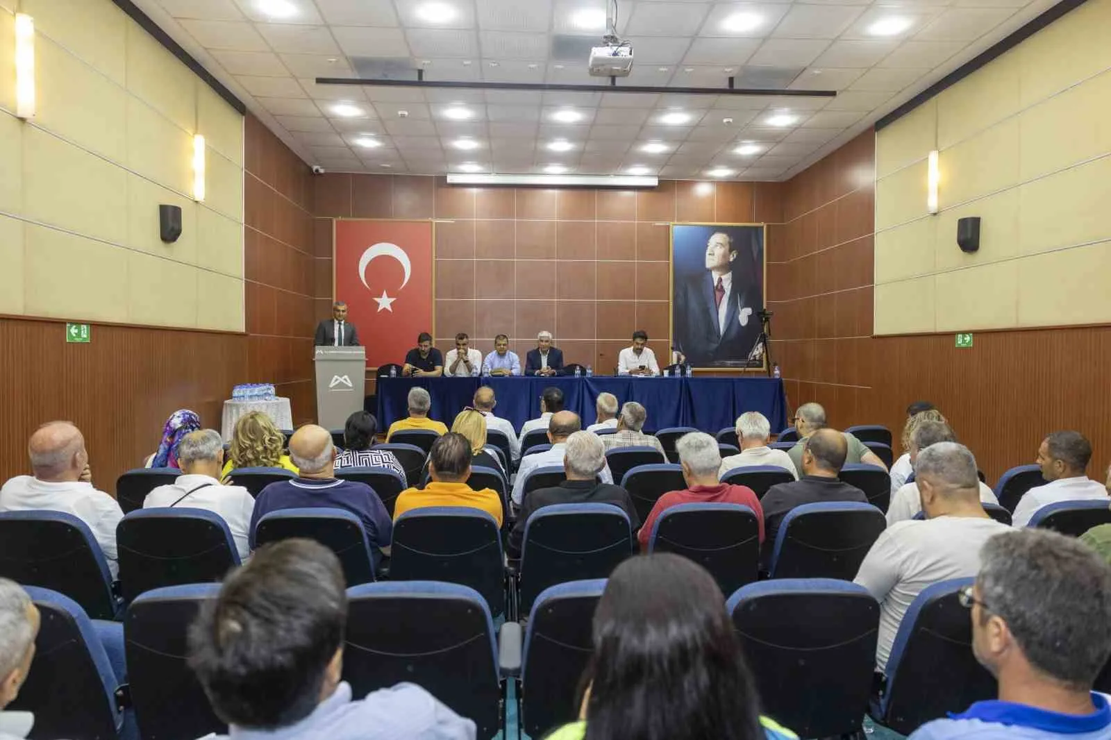 Mersin Büyükşehir Belediyesi, Akdeniz ilçesi muhtarlarıyla istişare toplantısı düzenleyerek mahallelerin