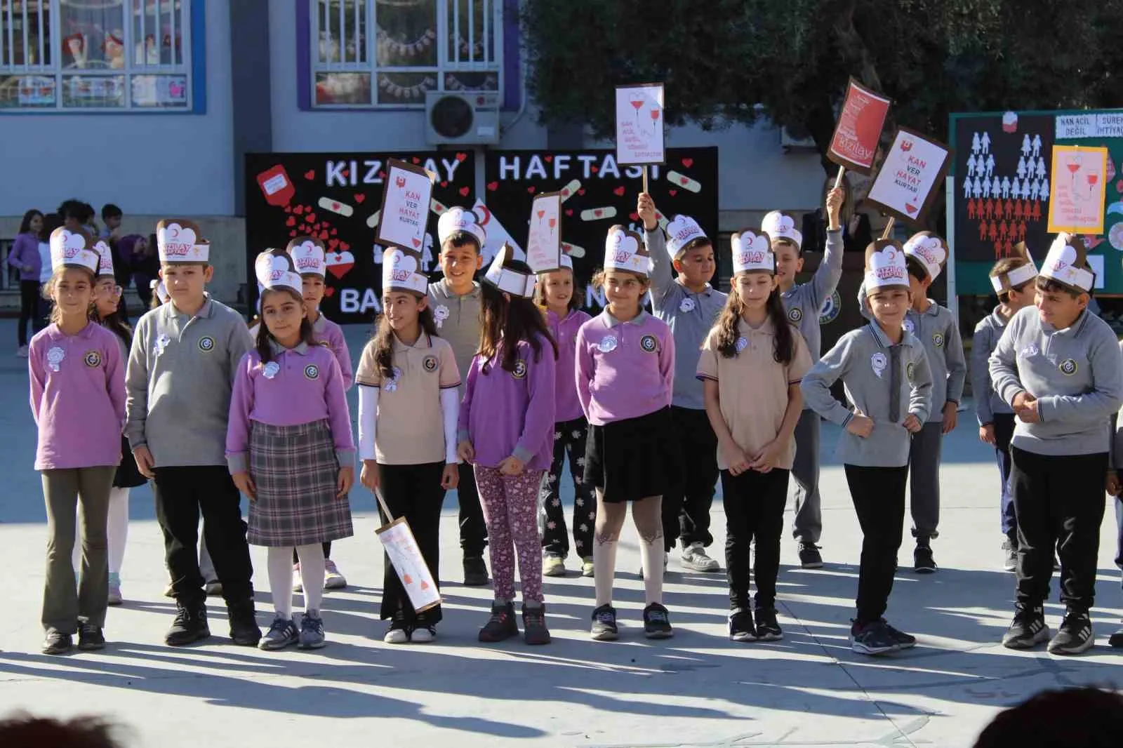 Aydın’ın Efeler ilçesinde minik öğrenciler, Kızılay Haftası kapsamında düzenlenen etkinlikte